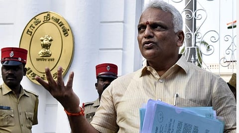 பொதுமக்கள் வரிசையில் நின்று ஆளுநர் கிரண்பேடியைச் சந்தித்த அமைச்சர் மல்லாடி