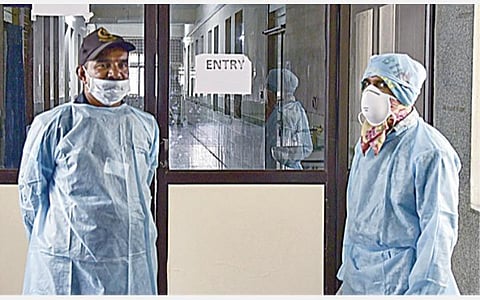 ஹைதராபாத் காந்தி அரசு மருத்துவமனையில் சிகிச்சை பெறும் நோயாளிக்கு, கோவிட்-19 வைரஸ் காய்ச்சல் பாதிப்பு இருப்பது உறுதி செய்யப்பட்டுள்ளது. தனி வார்டில் அவருக்கு சிகிச்சை அளிக்கப்படுகிறது. அந்த வார்டின் சுகாதார ஊழியர்கள், பாதுகாப்பு கவச உடை அணிந்து பணியாற்றுகின்றனர்.படம்: பிடிஐ