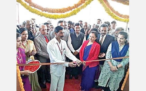 கர்நாடக மாநிலம் சிக்கப்பள்ளாப்பூரில் கட்டப்பட்டுள்ள நீதிமன்ற வளாகத்தை ரிப்பன் வெட்டி திறந்துவைக்கும் கடைநிலை ஊழியர் ஜெயராஜ்.