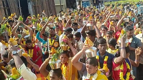 திண்டுக்கல் கோட்டைமாரியம்மன் கோயில் மாசித்திருவிழா: முளைப்பாரி, பால்குடம், கரும்புதொட்டில் எடுத்து பக்தர்கள் வழிபாடு