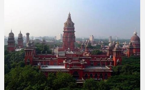 இந்து சமய அறநிலையத் துறையில் பணிபுரியும் அனைவரும் 8 வாரத்தில் சுவாமி சிலை முன்பாக நின்று உறுதிமொழி எடுக்க வேண்டும்: சென்னை உயர் நீதிமன்றம் உத்தரவு