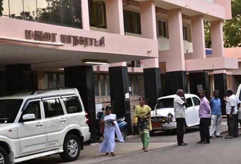 சொத்து வரி கட்டாத தனியார் பள்ளிகளில் மதுரை மாநகராட்சி ‘ஜப்தி’: பாதாள சாக்கடை, குடிநீர் இணைப்பைத் துண்டித்து வரி வசூல் தீவிரம்