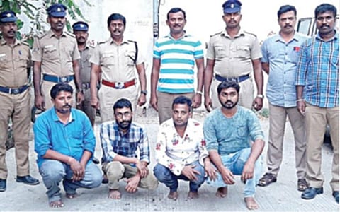 கைது செய்யப்பட்டோர் மற்றும் அவர்களை பிடித்த தனிப்படை போலீஸார்.