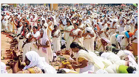 மார்ச் 9: பகவதி அம்மன் திருவிழா - ஆற்றுக்கால் அம்மாவுக்கு பொங்கல்