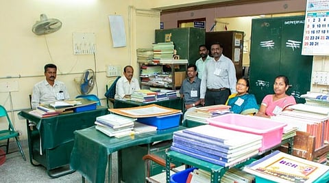 ஒரு ரூபாய் கூட செலவு செய்வதில் புதுச்சேரி அரசுக்கு சிக்கல்: நூதனப் போராட்டம் தொடங்கிய அமைச்சக ஊழியர்கள்