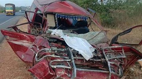 விபத்துக்குள்ளான அந்தக் கார்.