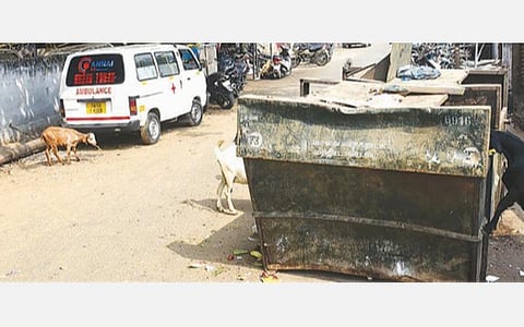 கோவை புலியகுளத்தில் குறுகிய சாலையில் வைக்கப்பட்டுள்ள பெரிய குப்பைத் தொட்டி.பட,ம்: ஜெ.மனோகரன்