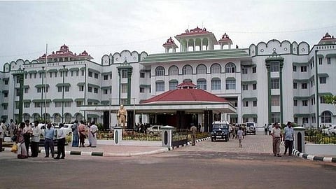 கம்பம் பள்ளத்தாக்குப் பகுதியில் தண்ணீர் திருட்டை தடுக்க எடுத்த நடவடிக்கை என்ன?- தேனி ஆட்சியர் பதிலளிக்க உயர் நீதிமன்றம் உத்தரவு