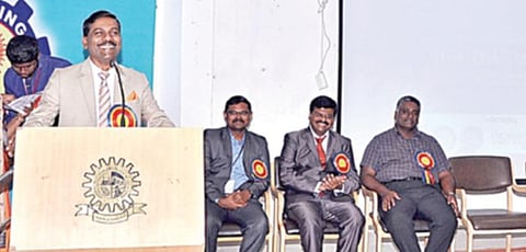 கலசலிங்கம் பல்கலைக்கழகத்தில் நடந்த மாநாட்டில் பேசும் ராணுவ விஞ்ஞானியும் பெங்களூரு தேசிய வடிவமைப்பு ஆராய்ச்சி மன்றத்தின் இயக்குநருமான வி.டில்லிபாபு. அருகில் தமிழ்நாடு அறிவியல் தொழில்நுட்ப மாநில மன்றத்தின் துணைத் தலைவர் மயில்சாமி அண்ணாதுரை உள்ளிட்டோர்.