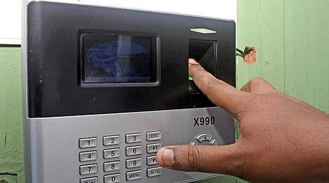 கர்நாடகாவில் அரசு, தனியார் அலுவலகத்தில் பயோ மெட்ரிக் வருகை பதிவு நிறுத்தம்