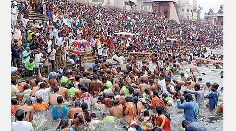 மாசி மகத்தையொட்டி கும்பகோணம் மகாமக குளத்தில் நேற்று புனித நீராடிய பக்தர்கள்.