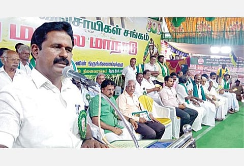 திருவாரூர் மாவட்டம் மன்னார்குடியில் நேற்று தொடங்கிய தமிழக காவிரி விவசாயிகள் சங்கத்தின் மாநில மாநாட்டில் பேசுகிறார் உணவுத் துறை அமைச்சர் இரா.காமராஜ்.உடன், தமிழ்நாடு வேளாண்மை பல்கலைக்கழக துணைவேந்தர் நீ.குமார் உள்ளிட்டோர். (அடுத்த படம்) மாநாட்டில் பங்கேற்ற விவசாயிகள்.