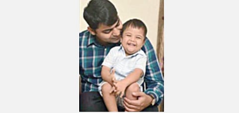 மனவளர்ச்சி குன்றிய சிறுவனை தத்தெடுத்த ஆணுக்கு சிறந்த தாய் விருது