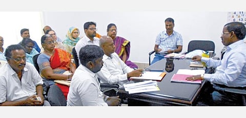 ஓமன் நாட்டில் இருந்து காஞ்சிபுரம் வந்தவருக்கு கோவிட்-19 பாதிப்பு இருப்பது உறுதியானதைத் தொடர்ந்து மருத்துவக் குழுவினரின் அவசர ஆலோசனைக் கூட்டம் நடைபெற்றது.