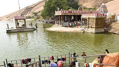 திருப்பரங்குன்றம் சரவணப் பொய்கை மாசுபடுவதை தடுக்க புதிய குளியலறை, சலவைக் கூடம்: எம்.பி. தலைமையில் பூமி பூஜை