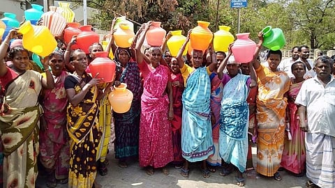 நெல்லையில் கோடை தொடங்கும் முன்னரே தலைதூக்கியுள்ள தண்ணீர் பிரச்சினை: குடிநீர் கேட்டு காலி குடங்களுடன் கிராம மக்கள் ஆட்சியரிடம் மனு