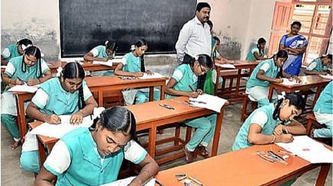 திருப்புதல் தேர்வு: சமூக அறிவியல் வினாத்தாளில் குளறுபடி- பத்தாம் வகுப்பு மாணவர்கள் அதிர்ச்சி