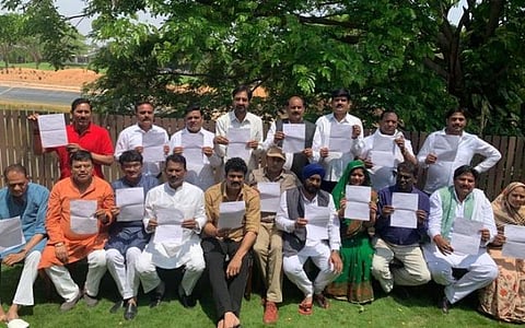 ராஜினாமா கடிதத்துடன் பெங்களூரு பண்ணை வீட்டில் இருக்கும் காங்கிரஸ் எம்எல்ஏக்கள்