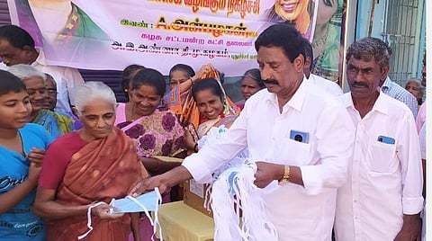 கரோனா வைரஸ் அச்சம்; புதுச்சேரியில் முகக் கவசத்தை இலவசமாகத் தரும் அதிமுக