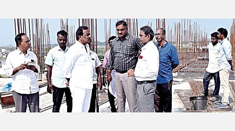 பெருங்களத்தூரில் அனைவருக்கும் வீடு கட்டும் திட்டத்தின்கீழ் வீடுகள் கட்டும் பணியை தாம்பரம் சட்டப்பேரவை உறுப்பினர் எஸ்.ஆர்.ராஜா ஆய்வு செய்தார். 