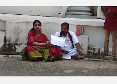 சிஏஏவுக்கு எதிராக தீர்மானம் நிறைவேற்ற கோரிக்கை: சட்டப்பேரவை வாயிலில் தரையில் அமர்ந்து தமிமுன் அன்சாரி தர்ணா