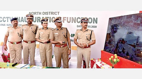 வட சென்னையில் (போக்குவரத்து வடக்கு மாவட்டம்) புதிதாக நிறுவப்பட்டுள்ள கண்காணிப்பு கேமராக்களின் இயக்கத்தை காவல் ஆணையர் ஏ.கே.விஸ்வநாதன் நேற்று தொடங்கிவைத்தார். நிகழ்ச்சியில் போக்குவரத்து காவல் கூடுதல் ஆணையர் ஏ.அருண், இணை ஆணையர்கள் எழில் அரசன், ஜெயகவுரி உள்ளிட்டோர் கலந்து கொண்டனர்.