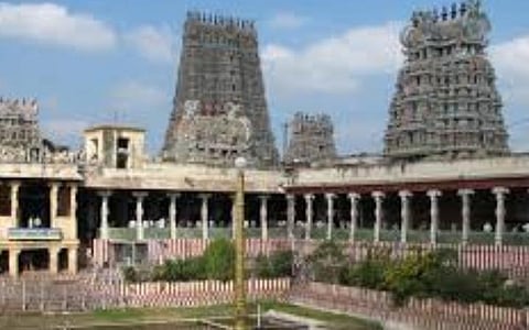 ‘கோவிட்-19’ நோயாளிகளைக் கண்டறிய மீனாட்சியம்மன் கோயிலில் பக்தர்களுக்கு கட்டுப்பாடுகள்: அறிகுறி தென்பட்டால் மருத்துவமனையில் அனுமதிக்க ஏற்பாடு