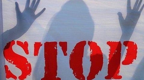 பாலியல் தொல்லை புகாரின் பேரில் போக்சோ சட்டத்தின் கீழ் பள்ளி ஆசிரியர் மீது வழக்கு