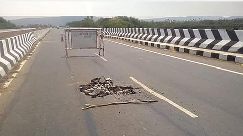 தூத்துக்குடியில் இருந்து திருநெல்வேலி செல்லும் நான்குவழிச்சாலையில் உள்ள வல்லநாடு ஆற்றுப்பாலத்தில் ஏற்பட்டுள்ள பள்ளம் காரணமாக பேரிகாடு வைக்கப்பட்டுள்ளது.