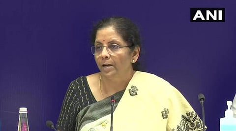 நிதியமைச்சர் நிர்மலா சீதாராமன் நிருபர்களுக்கு பேட்டி அளித்த காட்சி : படம் ஏஎன்ஐ