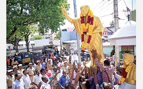 நாகர்கோவில் வடசேரி பரதர் தெருவில் அனுமதியின்றி வைக்கப்பட்ட ஜெயலலிதா சிலை அகற்றப்பட்டது.