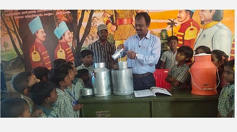 பால்காரரைக் கொண்டு மாணவர்களுக்கு கொள்ளவு பாடம்: பத்தலப்பல்லி அரசுத் தொடக்கப்பள்ளி அசத்தல்