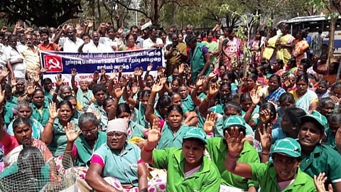 ஊராட்சிகளில் குடிநீர் தொட்டி இயக்குபவர்களுக்கு காலமுறை ஊதியம் கோரி திண்டுக்கல்லில் ஆர்ப்பாட்டம்