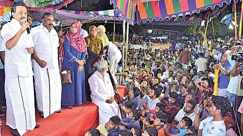 குடியுரிமை திருத்த சட்டத்துக்கு எதிராக சென்னை வண்ணாரப்பேட்டையில் போராடி வரும் முஸ்லிம்களை சந்தித்துப் பேசிய திமுக தலைவர் மு.க.ஸ்டாலின். படம்: பு.க.பிரவீன்