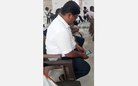 கள்ளக்குறிச்சி மக்கள் குறைகேட்புக் கூட்டத்தில் ஆட்சியர் அழைப்பையும் கவனிக்காமல் செல்போனில் மூழ்கிய அலுவலர்கள்