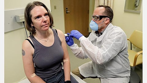கரோனாவுக்கு எதிராக முதல் தடுப்பூசி: அமெரிக்காவில் மனிதர்களுக்குப் பரிசோதனை தொடங்கியது