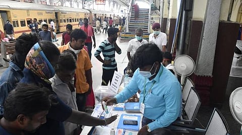 சென்னை எழும்பூர் ரயில் நிலையத்தில் பயணிகளுக்கு முன்னெச்சரிக்கை நடவடிக்கையாக சோதனை நடந்த காட்சி.