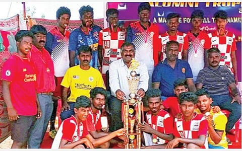 திருச்சியில் நடைபெற்ற கல்லூரிகளுக்கு இடையேயான கால்பந்து போட்டியில் சாம்பியன் பட்டம் வென்ற ராமநாதபுரம் பொறியியல் கல்லூரி அணி வீரர்கள்.