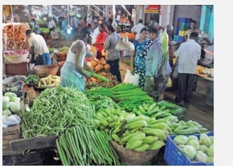 சமூகவலைத்தளங்களில் பொய்ச்செய்தி: கோயம்பேடு சந்தை செயல்படுவதாக வியாபாரிகள் தரப்பில் தகவல்