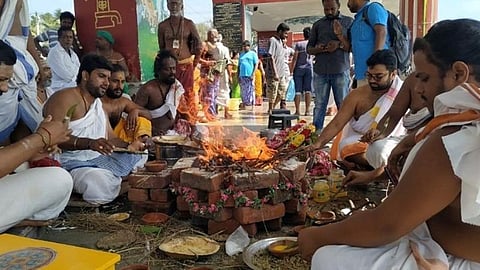 கரோனாவைக் கட்டுப்படுத்த வேண்டி ராமேசுவரம் அக்னி தீர்த்தக் கடற்கரையில் சிறப்பு வழிபாடு