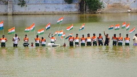 குடியுரிமைச் சட்டத்திற்கு எதிர்ப்பு தெரிவித்து தேசியக் கொடியுடன் தெப்பக்குளத்தில் இறங்கி போராட்டம்