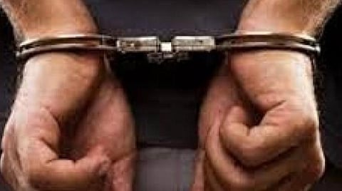 மதுரை அருகே பட்டாக்கத்தி மூலம் கேக் வெட்டி பிறந்த நாள் கொண்டாடியவர்கள் கைது