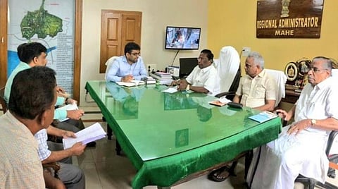 அதிகாரிகளுடன் கலந்தாலோசனை மேற்கொள்ளும் புதுச்சேரி முதல்வர் நாராயணசாமி