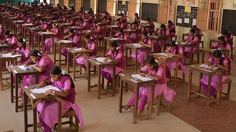பத்தாம் வகுப்பு பொதுத்தேர்வை ஒத்திவைக்க பரிசீலனை: பள்ளிக்கல்வித் துறை அதிகாரிகள் தகவல்