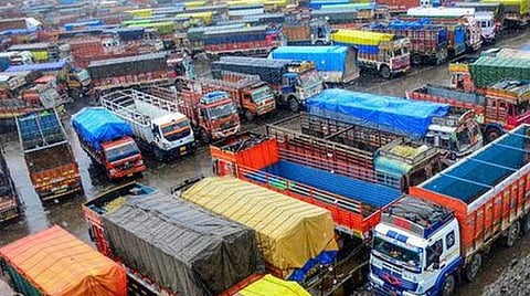 விமான பெட்ரோல், கோழித் தீவன தேவையில் சரிவு; சரக்கு புக்கிங் கிடைக்காமல் 40% வரை லாரிகள் பாதிப்பு: வங்கிக் கடன் தவணை செலுத்த ஆகஸ்ட் வரை விலக்களிக்க கோரிக்கை