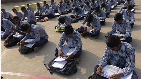 பொதுத்தேர்வுகளை ஒத்திவைப்பது குறித்து முடிவெடுக்கவில்லை: பள்ளிக் கல்வித்துறை தகவல்