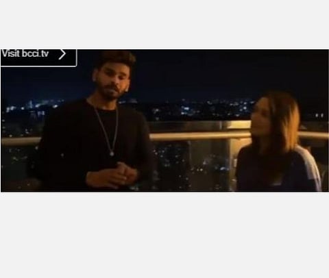 கரோனா தனிமை: மெஜீஷியன் ஆன கிரிக்கெட் வீரர் ஷ்ரேயஸ் அய்யர்