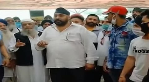 மலேசியாவில் சிக்கித் தவிக்கும் இந்தியர்கள் வீடியோவில் வேண்டுகோள் விடுக்கும் காட்சி.