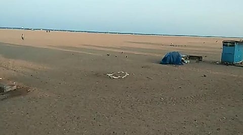 2004-ம் ஆண்டு சுனாமி நிகழ்வுக்குப்பின் வெறிச்சோடிய மெரினா கடற்கரை