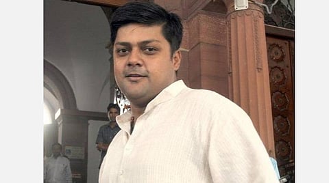 கரோனா தொற்றால் தனிமைப்படுத்தலுக்கு முன்பாக குடியரசுத் தலைவர், கனிமொழி விருந்துகளில் பாஜக எம்.பி. துஷ்யந்த் சிங் பங்கேற்றதால் சிக்கல்